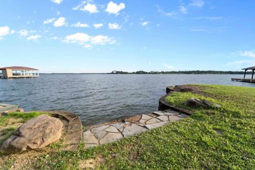 Peaceful Lakeside Serenity on Lake Palestine in Coffee City (TX)