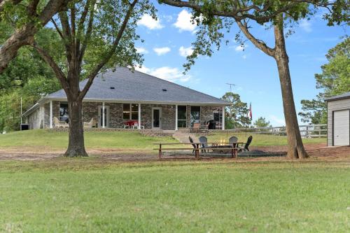 Peaceful Lakeside Serenity on Lake Palestine in Coffee City (TX)