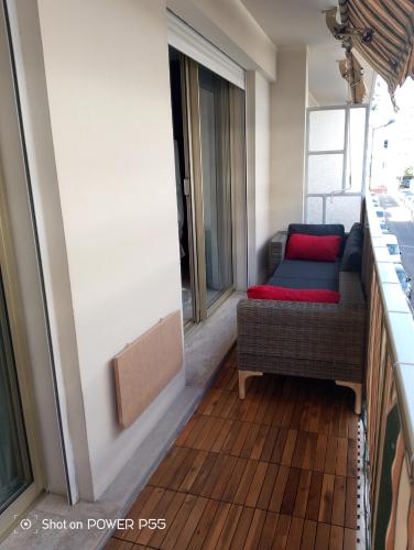 CANNES - JOLI STUDIO AVEC BALCON