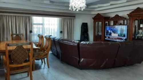Koplietošanas atpūtas telpa ar TV, Ayjalon Home, Quiet Comfort Rural Set in Bizana