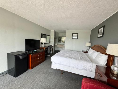 1 queen bed, 1 double bed