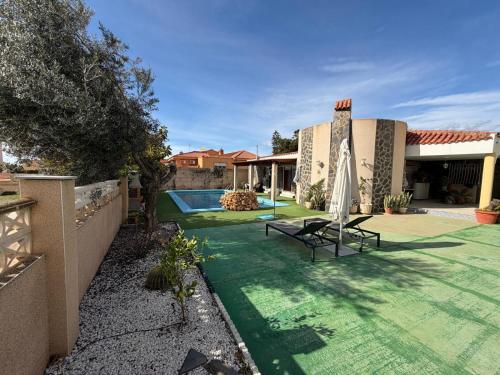 Chalet con Piscina Aguadulce