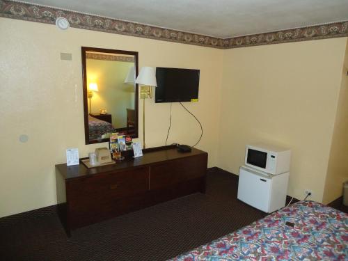 Budget Host Inn Somerset - image 8