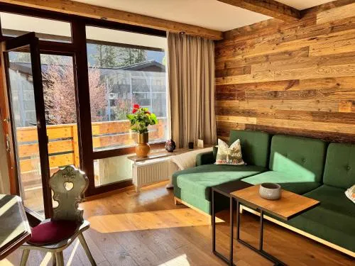 Grubhof Schlosspark, Chalet-Stil mit Pool und Bergblick - Air Conditioner in Sankt Martin bei Lofer, Österreich