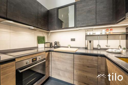 مطبخ, City Center Lux| 2BR| A/C| Parking By Tilo in مركز مدينة جينوا