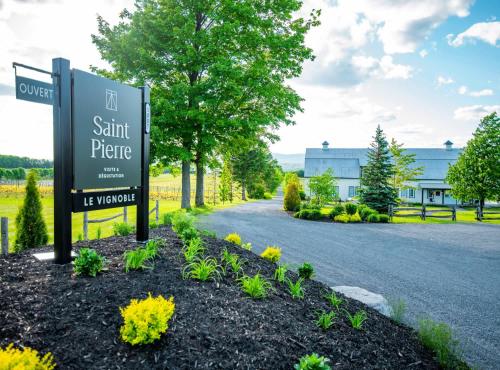 View Spa and St-Lawrence River - The DG Chalet in Sainte-Pétronille (QC)