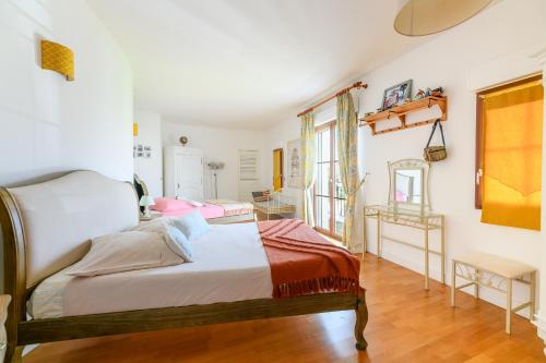 La Villa BOLERO AVEC PISCINE in Saint-Cyr-sur-Loire