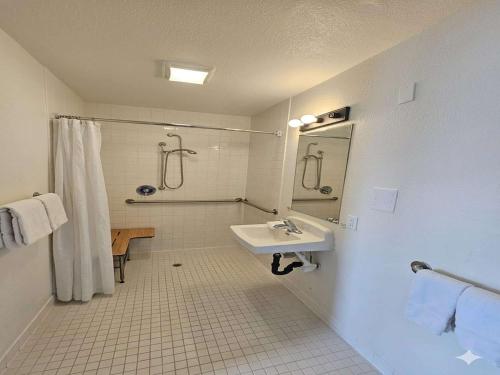 Bridgeview Hotel – Fresno, CA