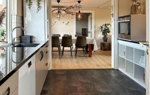 virtuve, 4 Bedroom Gorgeous Home In Øster Assels in Sillerslev