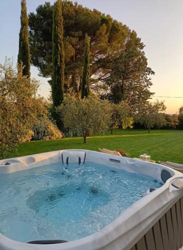 Villa Ines with pool and Jacuzzi hot tube in Терра Брачіоліні