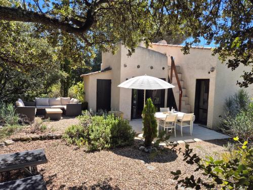 Charmant bastidon climatisé terrasse et jardin dans domaine naturiste Mont Ventoux