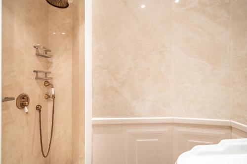 Elegant Luxury Apartment on Champs Elysees - image 2