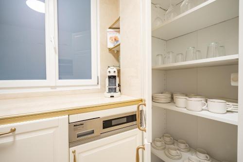 Elegant Luxury Apartment on Champs Elysees - image 11