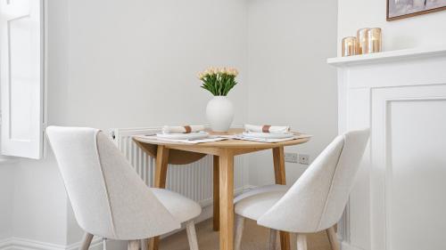 The Nook - 1 Bed apartment, Central Tetbury, King Bed, Coffee Bar in Tetbury