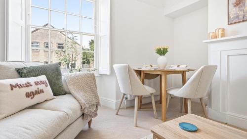 The Nook - 1 Bed apartment, Central Tetbury, King Bed, Coffee Bar in Tetbury