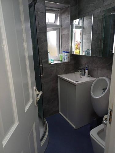 Cosy Single Room near CBS Arena and M6 in CV6 4DF - image 2