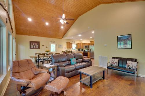 3 Mi to Marina on Dale Hollow Lake! Cabin Getaway in Albanija (KY)