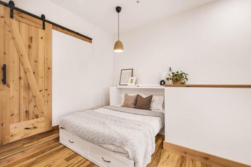 Modern Mountain condo with river views EV charger SUP - image 12