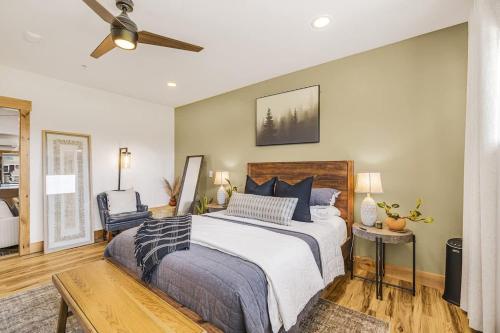 Modern Mountain condo with river views EV charger SUP - image 5