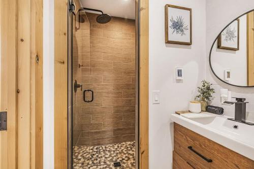 Modern Mountain condo with river views EV charger SUP - image 2