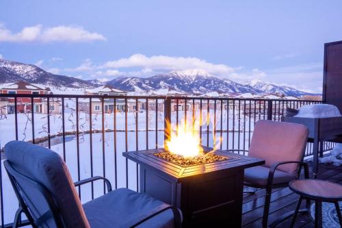 Modern Mountain condo with river views EV charger SUP in Svanvalija (ID)