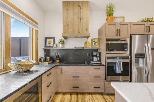 Modern Mountain condo with river views EV charger SUP - image 8