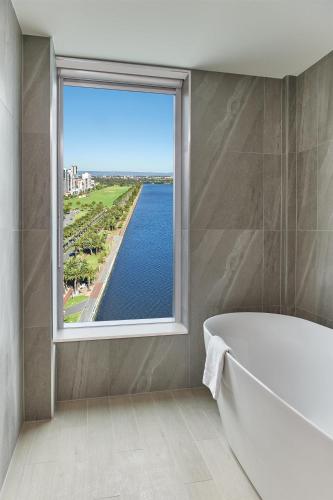 DoubleTree by Hilton Perth Waterfront Room Type - Deluxe King Room with panoramic river view