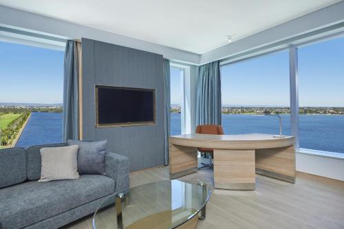 DoubleTree by Hilton Perth Waterfront Room Type - Premier King Room with Panoramic River View