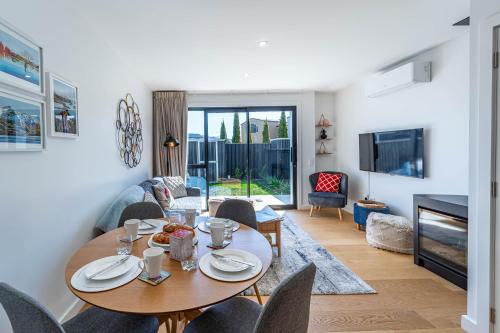 Modern Warm & Cosy Townhouse - 5 min to Wānaka — other in 11B Kidds Way, Albert Town New Zealand, 9305