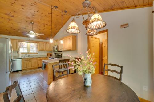Dale Hollow Hideaway: Fire Pit, Deck, Boat Parking in Albanija (KY)