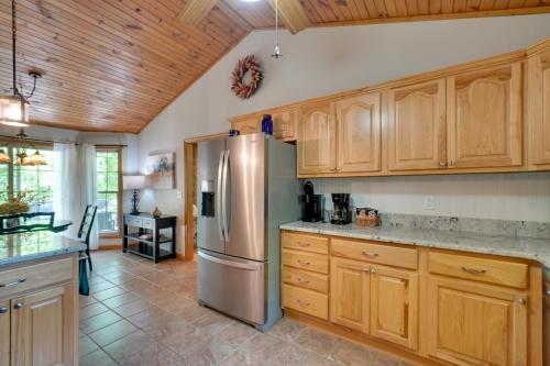 Dale Hollow Hideaway: Fire Pit, Deck, Boat Parking in Albanija (KY)