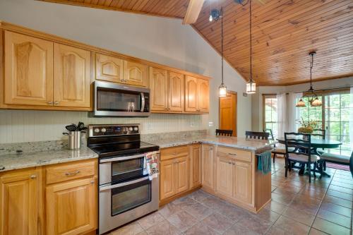 Dale Hollow Hideaway: Fire Pit, Deck, Boat Parking in Albanija (KY)