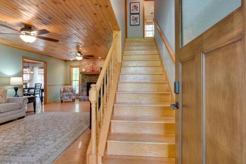 Dale Hollow Hideaway: Fire Pit, Deck, Boat Parking in Albanija (KY)