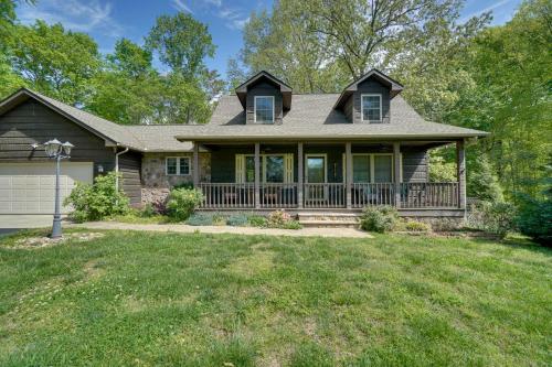 Dale Hollow Hideaway: Fire Pit, Deck, Boat Parking in Albanija (KY)