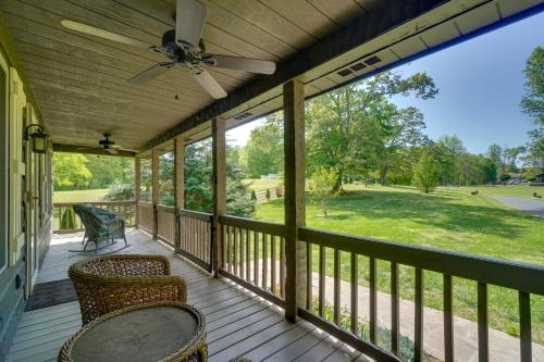Dale Hollow Hideaway: Fire Pit, Deck, Boat Parking in Albanija (KY)