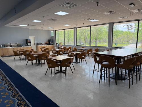HOLIDAY LODGE HOTEL AND CONFERENCE CENTER in Oak Hill (WV)