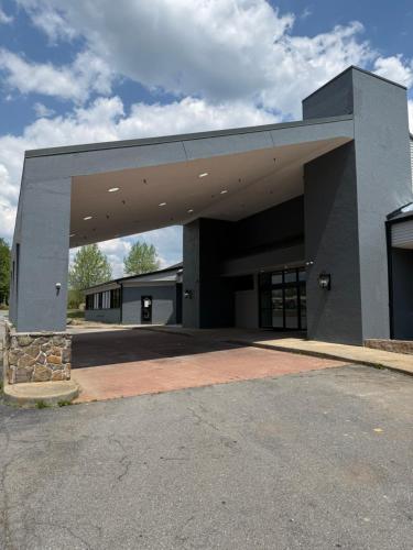 HOLIDAY LODGE HOTEL AND CONFERENCE CENTER in Oak Hill (WV)