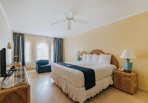 Caribbean Palm Village Resort in Noord