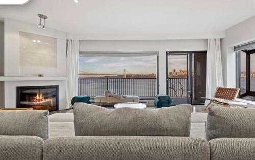 Luxury Hudson Riverfront Residence in Edgewater (NJ)