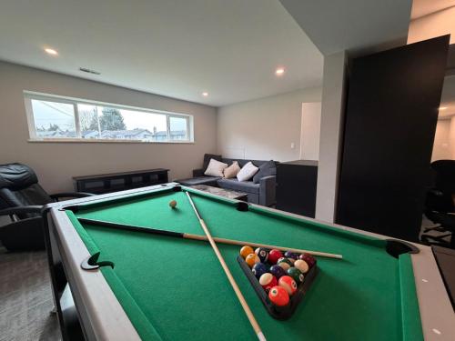 Family Fun Retreat Near Vancouver I Movie Nights, Games & Large Backyard – khách sạn tại Bắc Delta
