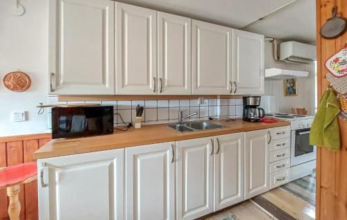 virtuve, 2 Bedroom Lovely Home In Visseltofta in Visseltofta