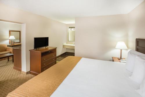 Baymont by Wyndham Mobile/ I-65 image 20