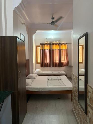 1 double bed, 1 twin bed