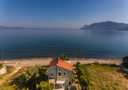 Big Blue Villa in Kisamos, 10 meters from Sea gîte à louer Análipsis