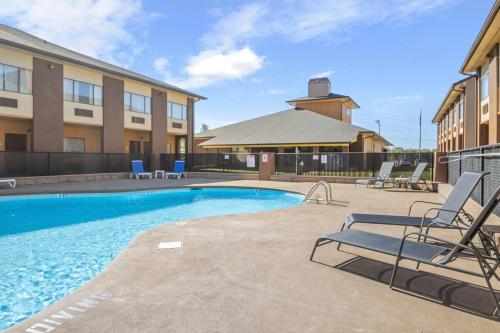 Quality Suites Convention Center - Hickory - image 29