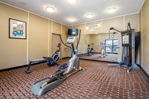 Quality Suites Convention Center - Hickory - image 30