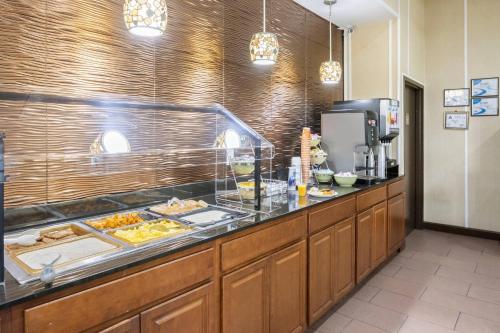 Quality Suites Convention Center - Hickory - image 34
