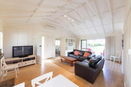 Relax by the beach Cozy Bach No 40 in Waimarama