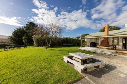 Relax by the beach Cozy Bach No 40 in Waimarama