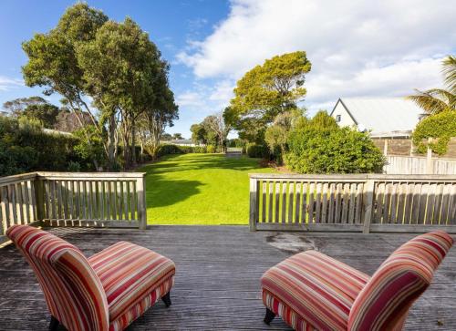 Relax by the beach Cozy Bach No 40 in Waimarama